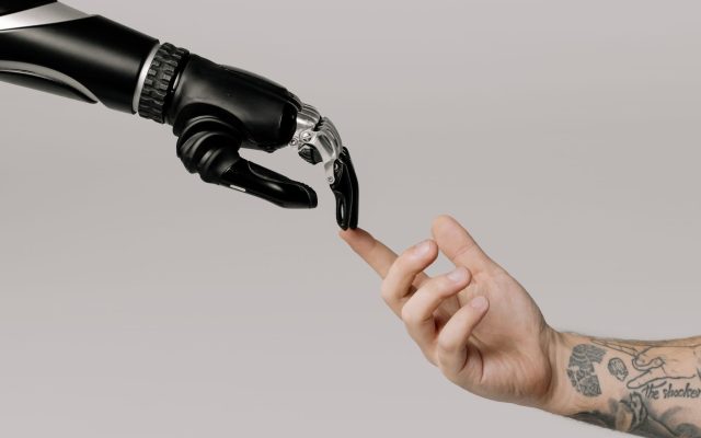การถกเถียงเกี่ยวกับอุปสรรคใน AI และการทดลอง BCI เริ่มขึ้น