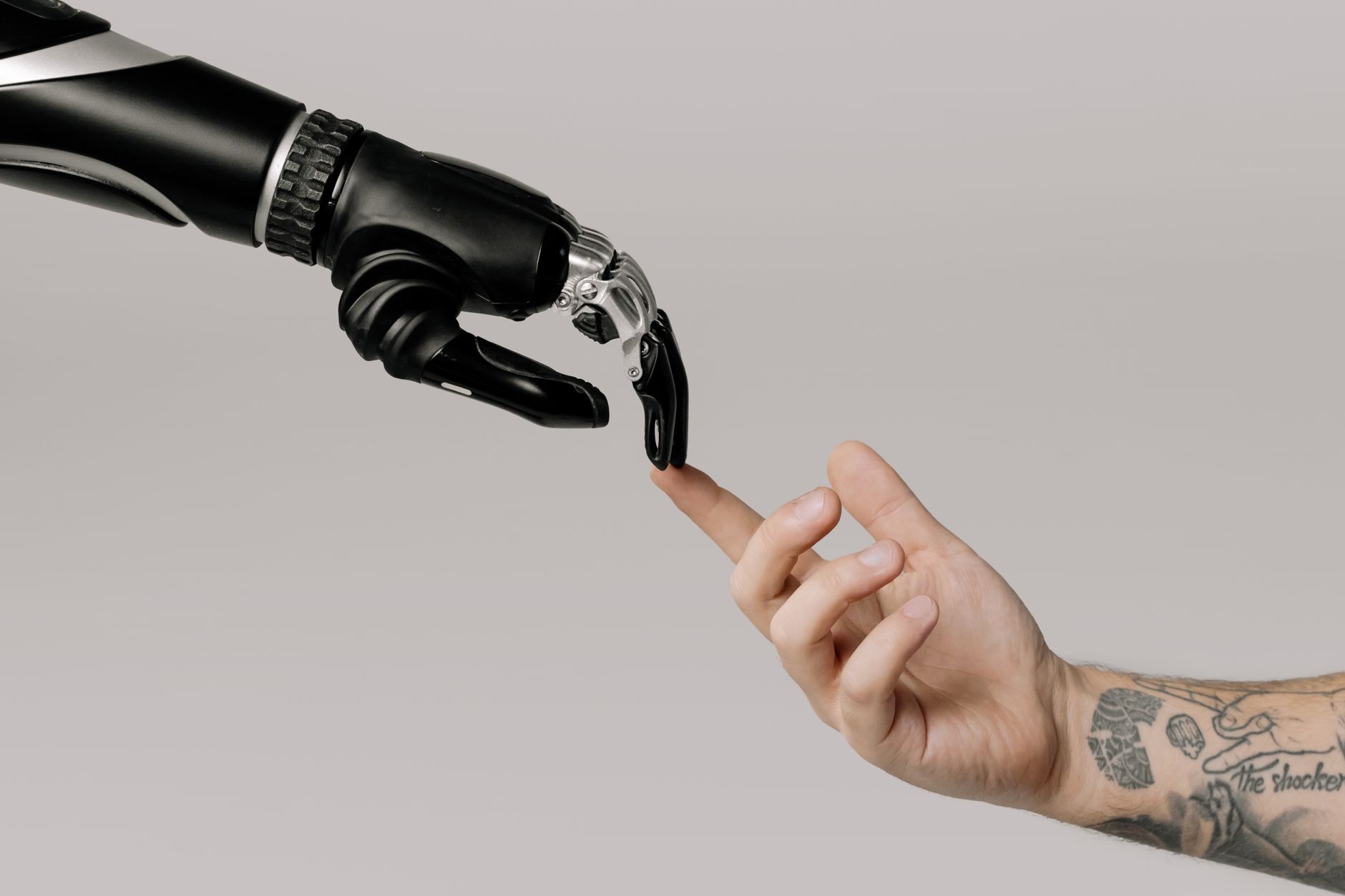 การถกเถียงเกี่ยวกับอุปสรรคใน AI และการทดลอง BCI เริ่มขึ้น