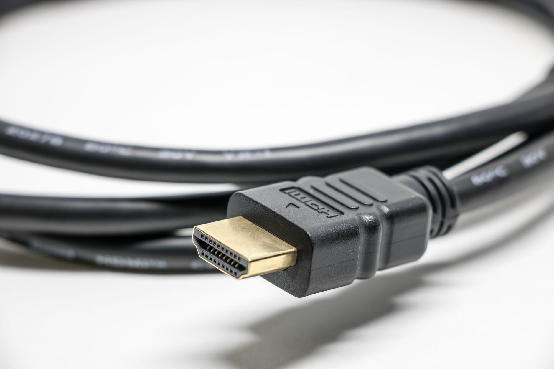HDMI 2.0 vs 2.1: ทำไมคุณไม่จำเป็นต้องอัปเกรดสำหรับการสตรีม