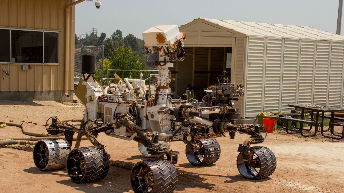 NASA ทดสอบโรเวอร์รุ่นใหม่ที่สามารถขับเคลื่อนเร็วขึ้นและยกล้อเพื่อปีนป่ายอุปสรรค