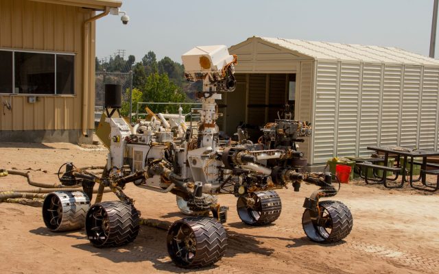 NASA ทดสอบโรเวอร์รุ่นใหม่ที่สามารถขับเคลื่อนเร็วขึ้นและยกล้อเพื่อปีนป่ายอุปสรรค