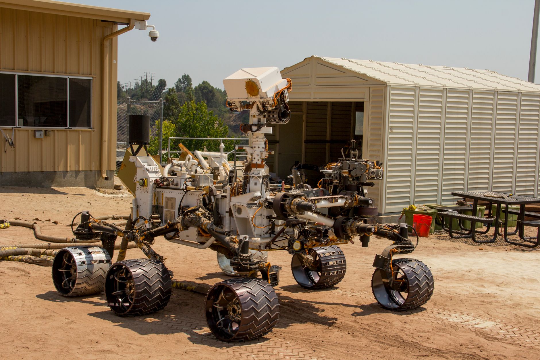 NASA ทดสอบโรเวอร์ที่สามารถขับเคลื่อนเร็วขึ้นและยกล้อเพื่อปีนป่ายอุปสรรค