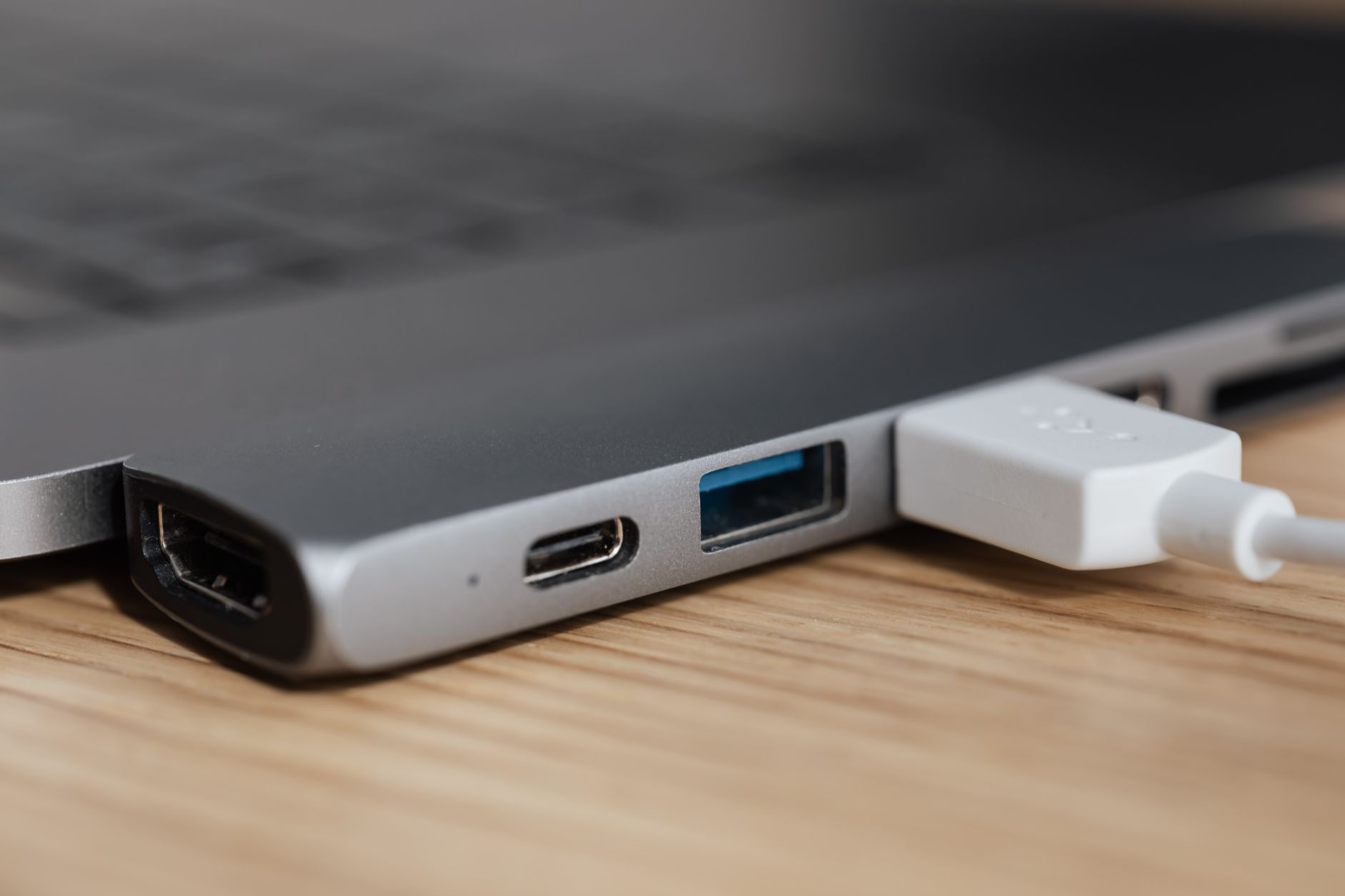 ทำไมสาย Thunderbolt 4 และ 5 ถึงมีราคาแพง