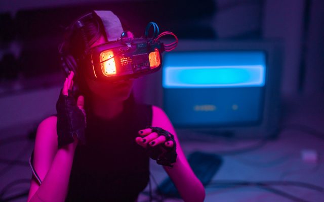 Valve นำเข้าหูฟัง VR น้ำหนัก 13 ตันในวันเดียว