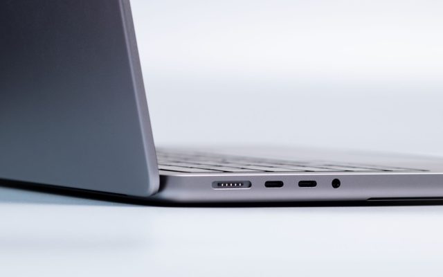 MacBook Pro รุ่นเริ่มต้นของ Apple อาจมีการออกแบบใหม่