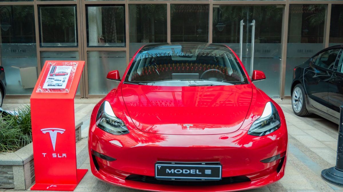 ผู้ขับ Tesla เผชิญข้อหาฆ่าคนตายจากเหตุการณ์ชนในเท็กซัสที่ทำให้หญิงสาวเสียชีวิตในบ้าน