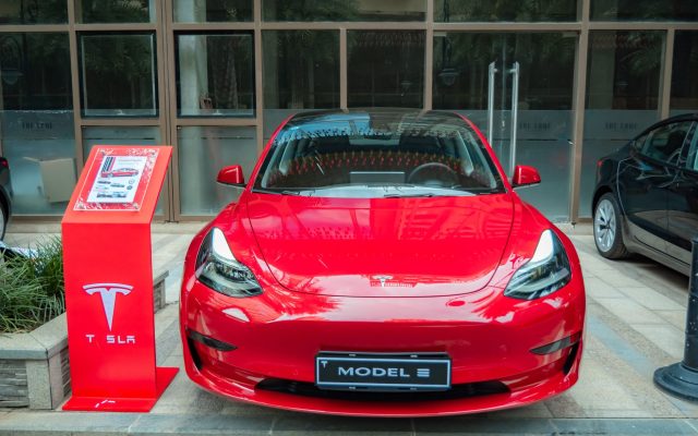 ผู้ขับ Tesla เผชิญข้อหาฆ่าคนตายจากเหตุการณ์ชนในเท็กซัสที่ทำให้หญิงสาวเสียชีวิตในบ้าน