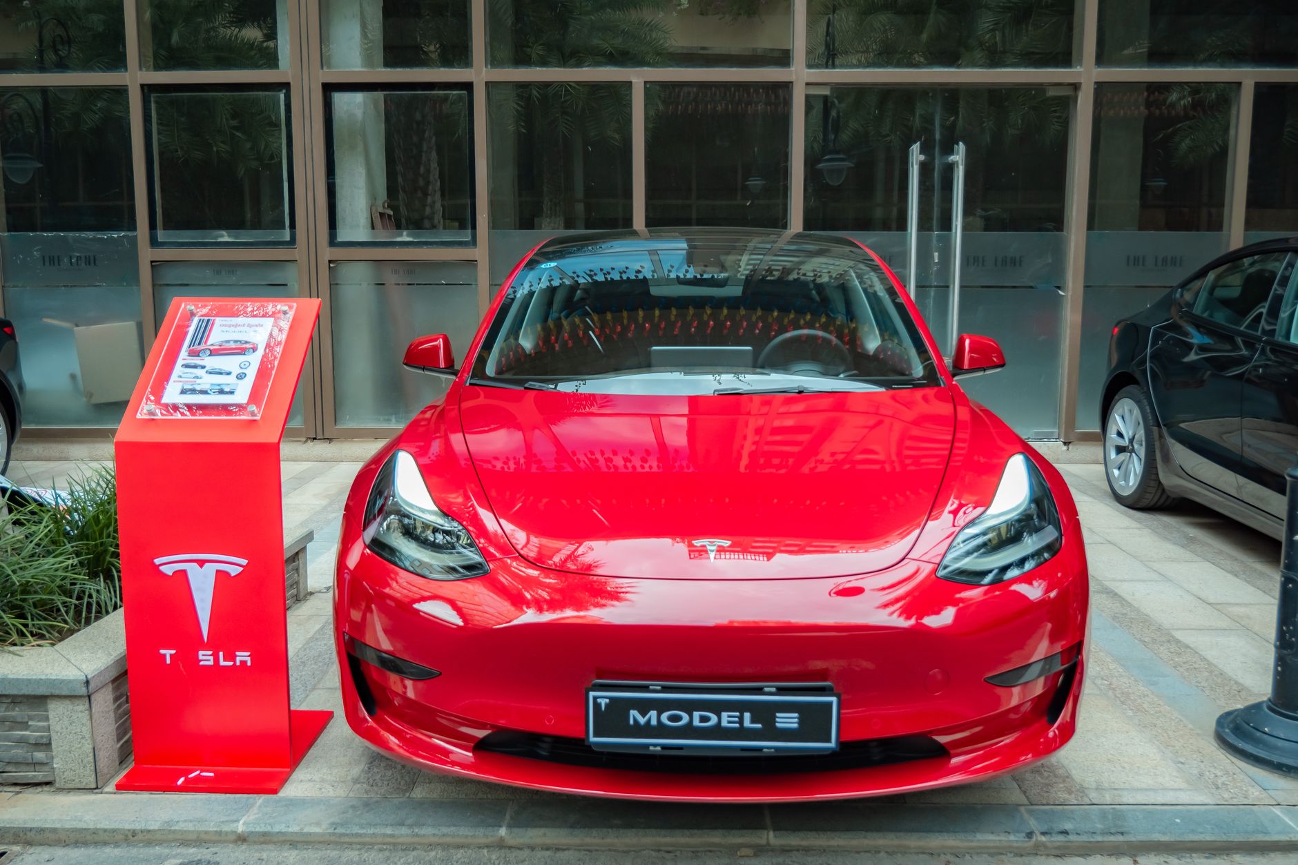 ผู้ขับ Tesla เผชิญข้อหาฆ่าคนตายจากเหตุการณ์ชนในเท็กซัสที่ทำให้หญิงสาวเสียชีวิตในบ้าน