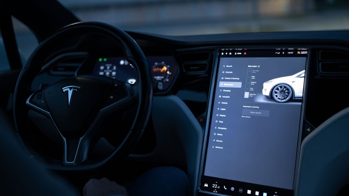 Tesla ซอฟต์แวร์บนสี่ล้อ