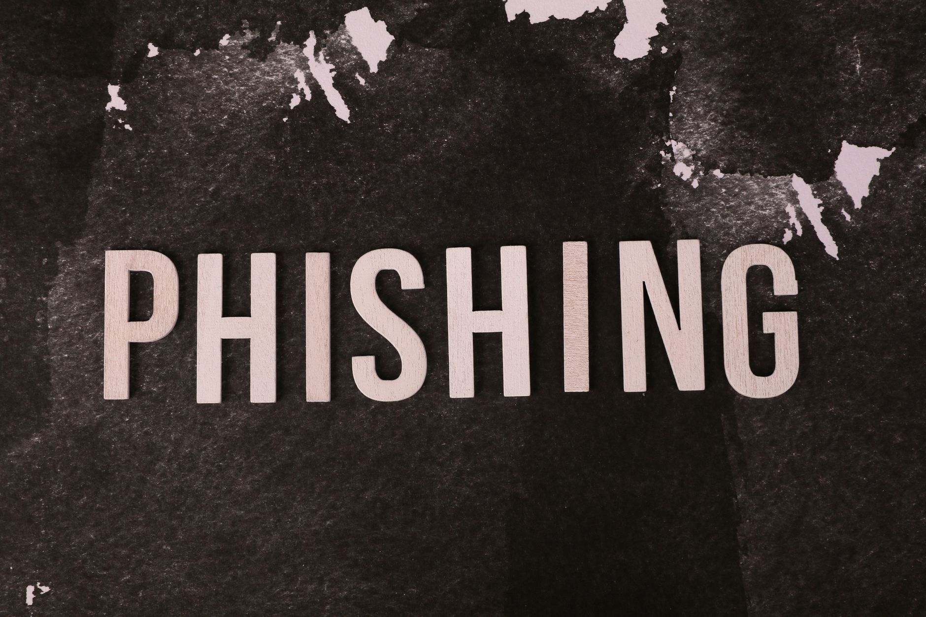 ฟิชชิ่ง (Phishing Attacks): อีเมลหลอกและวิธีรับมือ