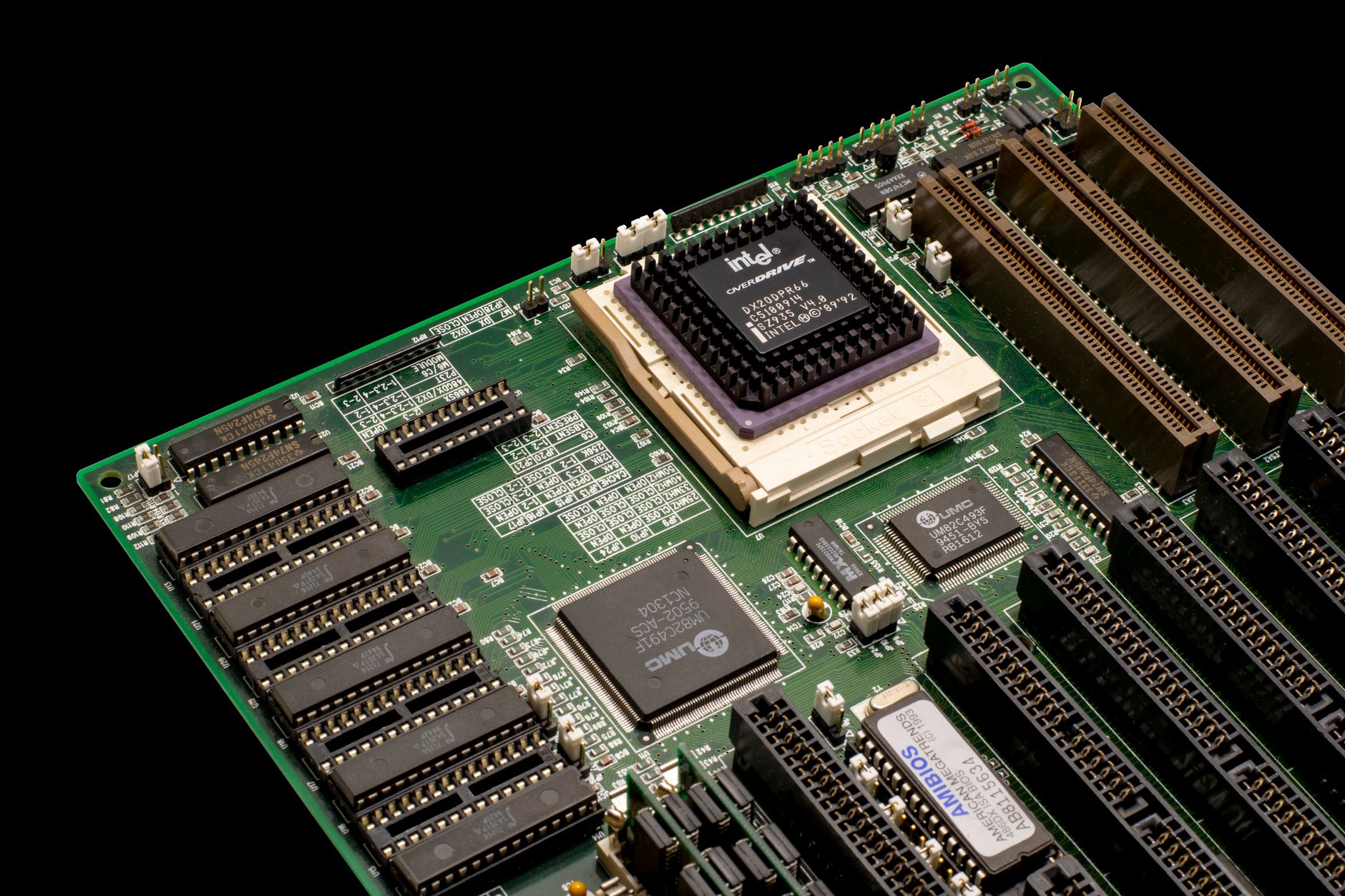 IBM เปิดตัวชิปเมนเฟรมรุ่นใหม่ รองรับการทำงานของทั้ง Arm และ Z บนคอร์เดียวกัน