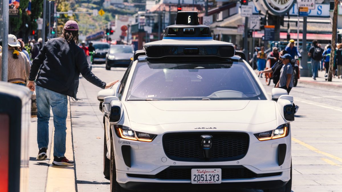 Waymo ได้รับอนุญาตให้ให้บริการรถรับส่งในซาคราเมนโตและซานดิเอโก