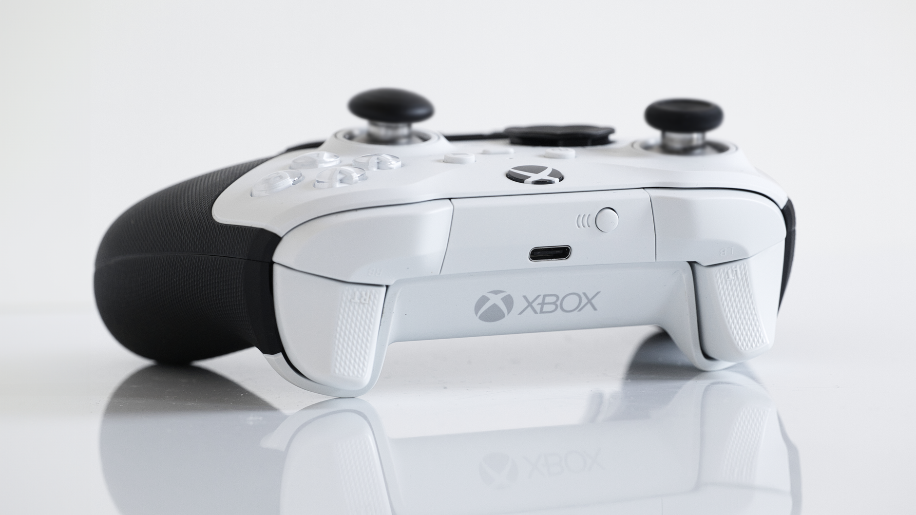 หลุดภาพ Xbox Elite Series 3 คอนโทรลเลอร์รุ่นโปรโตไทป์ พร้อมหน้าจอขนาดเล็ก