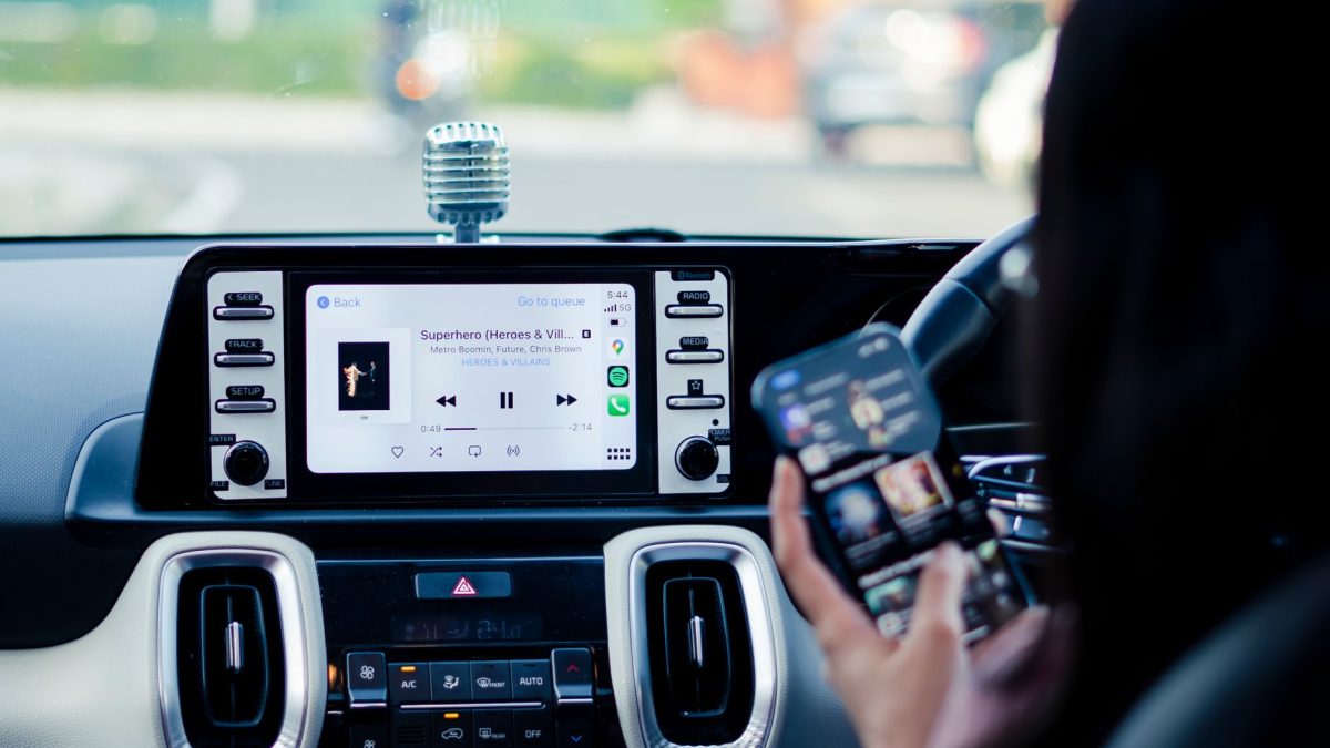 วิธีการเปลี่ยนและปรับแต่งหน้าจอ Apple CarPlay