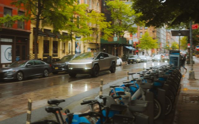 Tesla เปิดตัว Cybercab แต่กำลังถูกตรวจสอบมาตรฐานความปลอดภัย