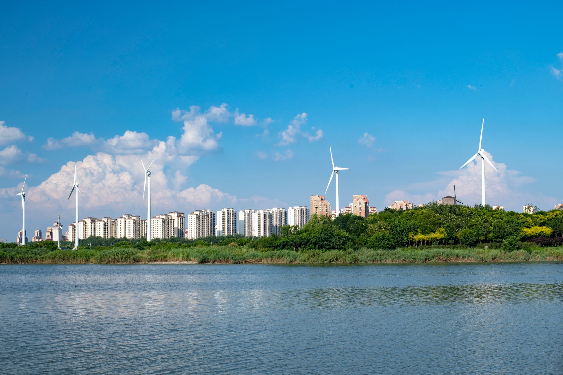 กังหันลมขนาด 1kW สามารถผลิตพลังงานให้บ้านคุณได้มากแค่ไหน?