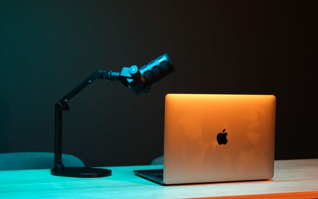 Apple เปิดเผยการจ้างทีมงานและอนุญาตเทคโนโลยีจากสตาร์ทอัพพอดแคสต์ส่วนบุคคล Huxe