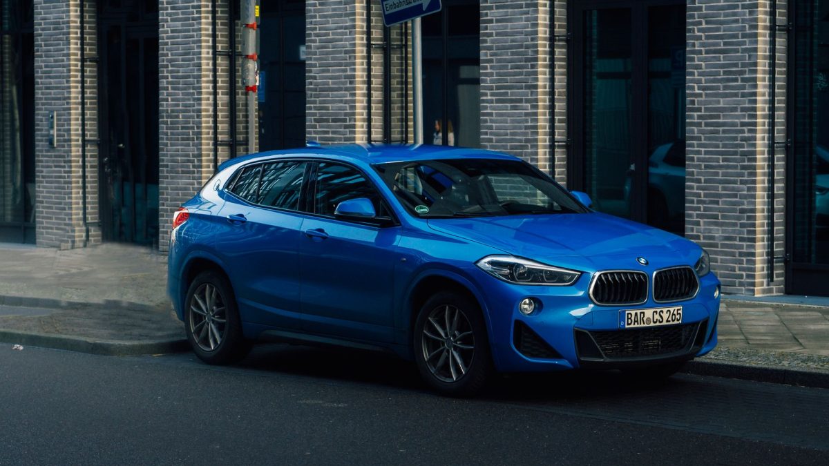 BMW iX4 SUV: อาวุธป้องกันการครอบงำ EV จากจีน
