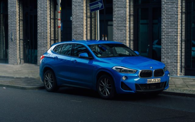 BMW iX4 SUV: อาวุธป้องกันการครอบงำ EV จากจีน