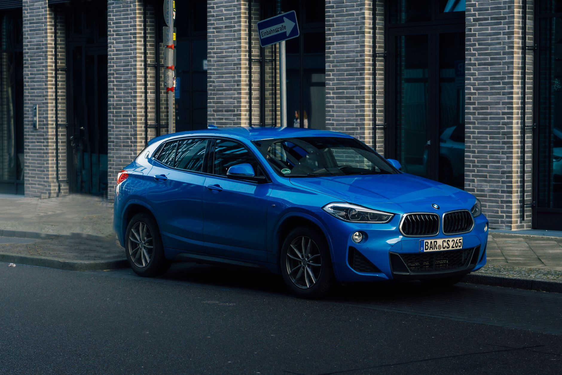 BMW iX4 SUV: อาวุธป้องกันการครอบงำ EV จากจีน