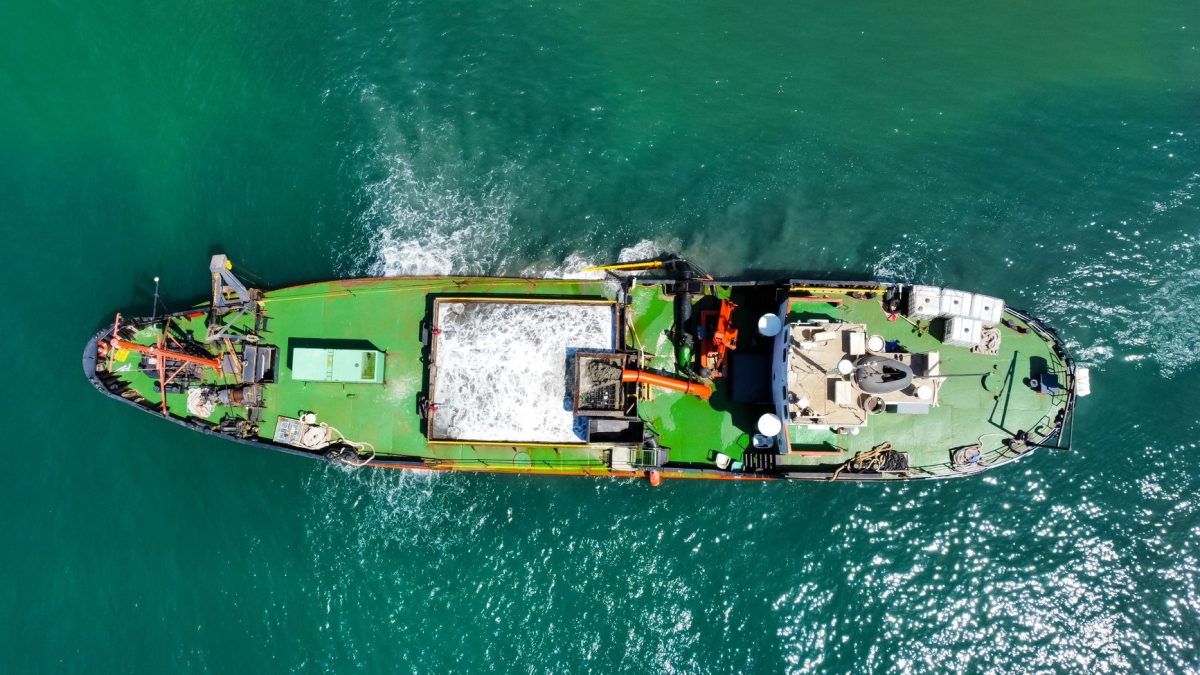 โดรนโจมตีเรือขนส่งใกล้ประเทศ NATO ทำให้เรือล่มและมีผู้สูญหาย