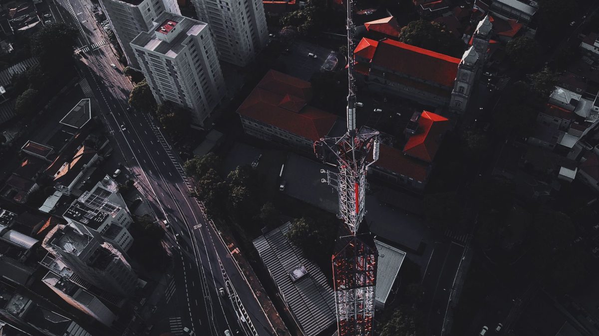 FCC เสนอการประมูลคลื่นความถี่กลางใหม่และปลดล็อก 800MHz สำหรับโดรน