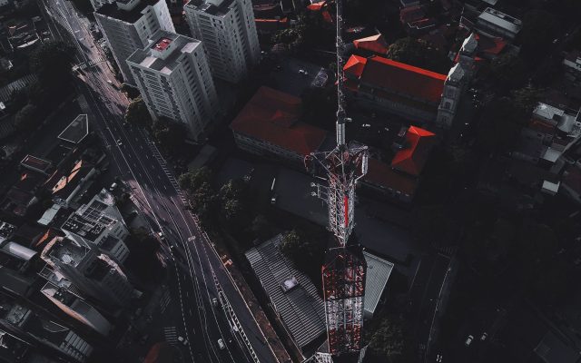 FCC เสนอการประมูลคลื่นความถี่กลางใหม่และปลดล็อก 800MHz สำหรับโดรน