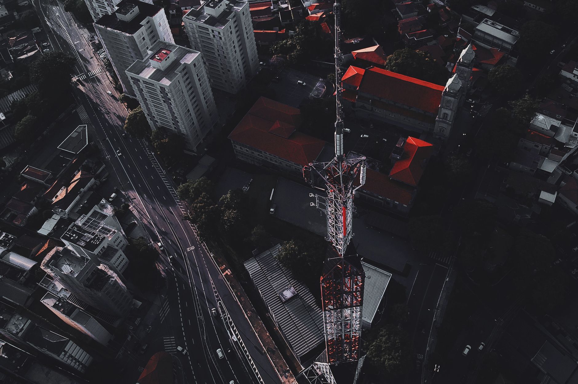 FCC เสนอการประมูลคลื่นความถี่กลางใหม่และปลดล็อก 800MHz สำหรับโดรน