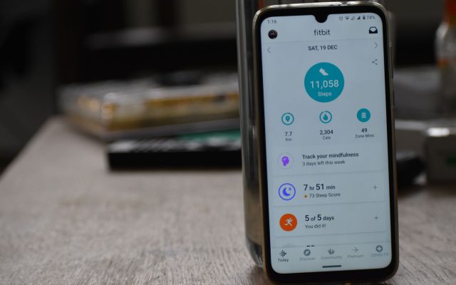 เปรียบเทียบ Fitbit Edge กับ Fitbit Air: ความแตกต่างที่มากกว่าหน้าจอ