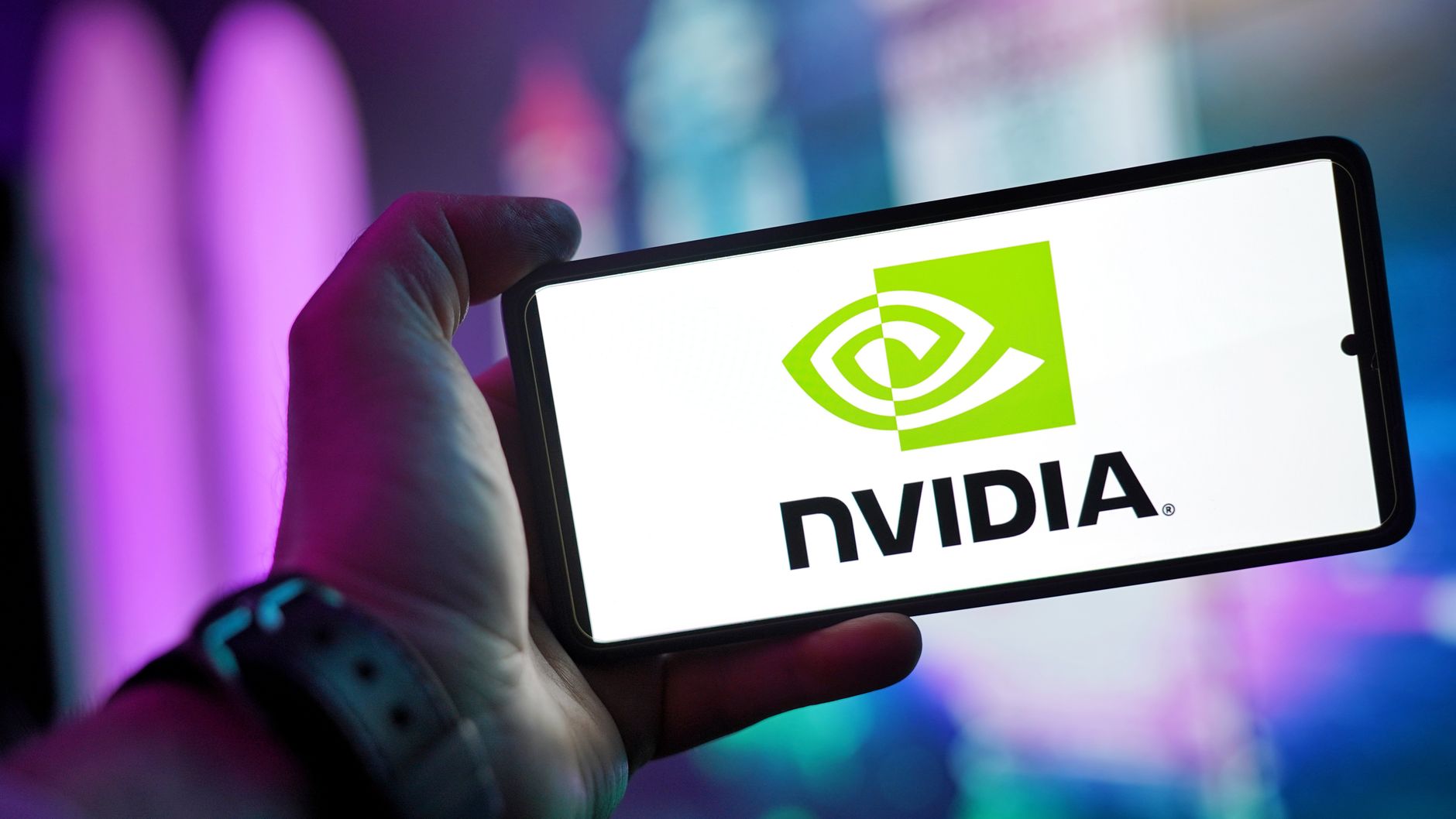ไมโครซอฟท์เปิดตัว Surface Laptop Ultra พร้อมชิป Nvidia สำหรับ AI